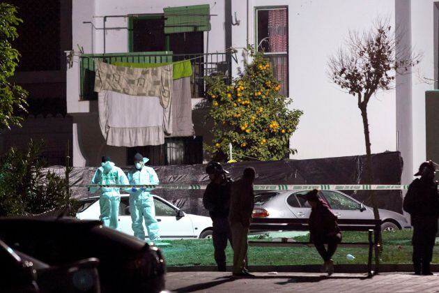 Miembros de la Guardia Civil investigan y toman muestras en la barriada de La Fuensanta de localidad malagueña de Coín, donde esta tarde han fallecido dos personas y otras dos han resultado heridas tras una pelea multitudinaria con armas blancas