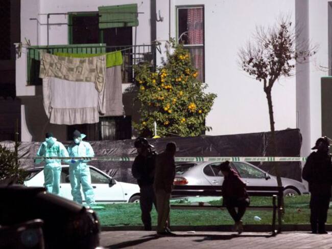 Miembros de la Guardia Civil investigan y toman muestras en la barriada de La Fuensanta de localidad malagueña de Coín, donde esta tarde han fallecido dos personas y otras dos han resultado heridas tras una pelea multitudinaria con armas blancas