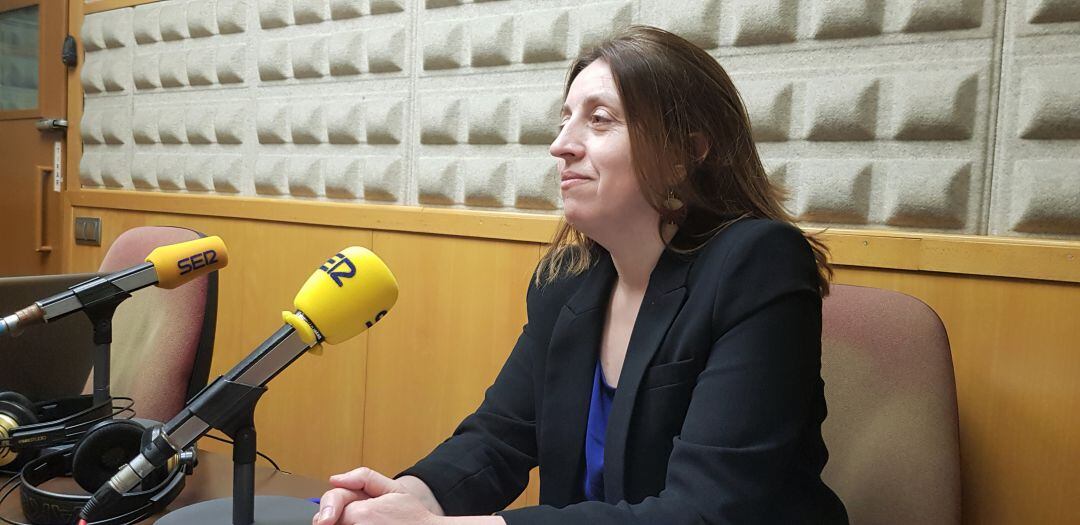 Lorena Gil en los estudios de Radio Asturias SER