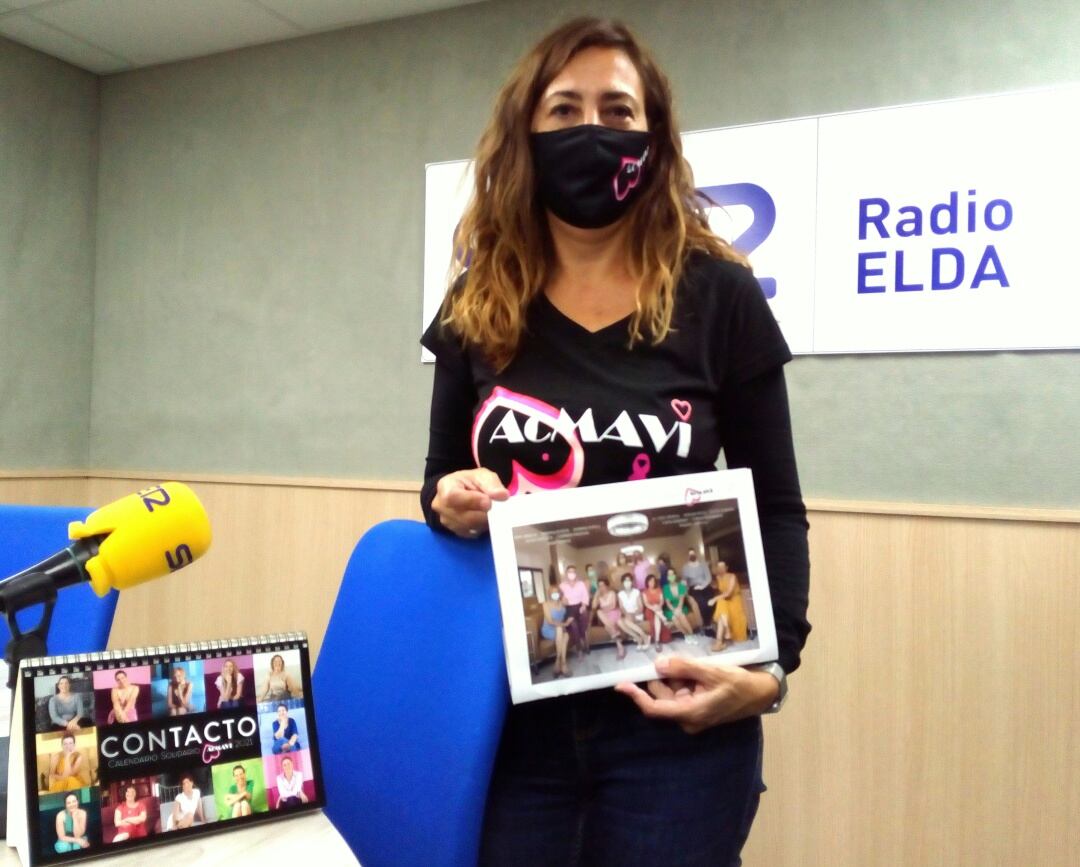 Miriam Giménez, vice presidenta de AcMAVI, en el estudio de Radio Elda SER, junto al Calendario 2021.