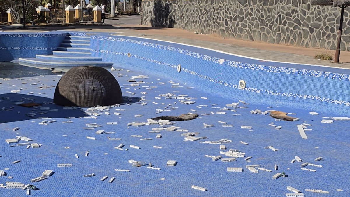 Culmina el desalojo del hotel okupado del sur de Tenerife: "Me gustaría pedir perdón a la dueña"