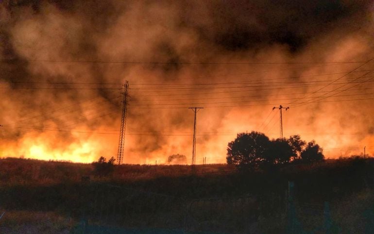 Aspecto del incendio declarado junto al Club Mirabueno