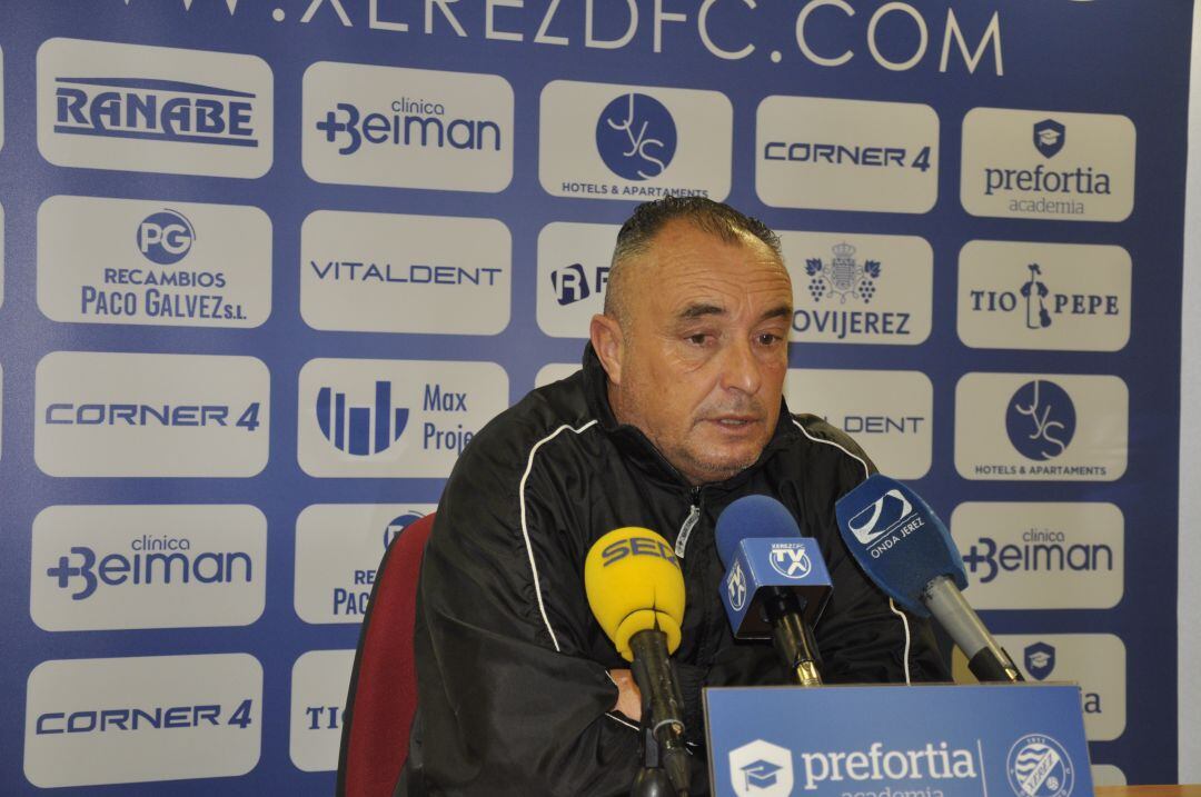 Josu Uribe durante la rueda de prensa del viernes en Chapín 