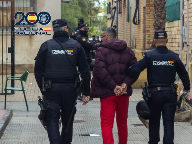 La Policía Nacional desmantela un narcopiso y un reñidero donde organizaban peleas ilegales de gallos en Murcia