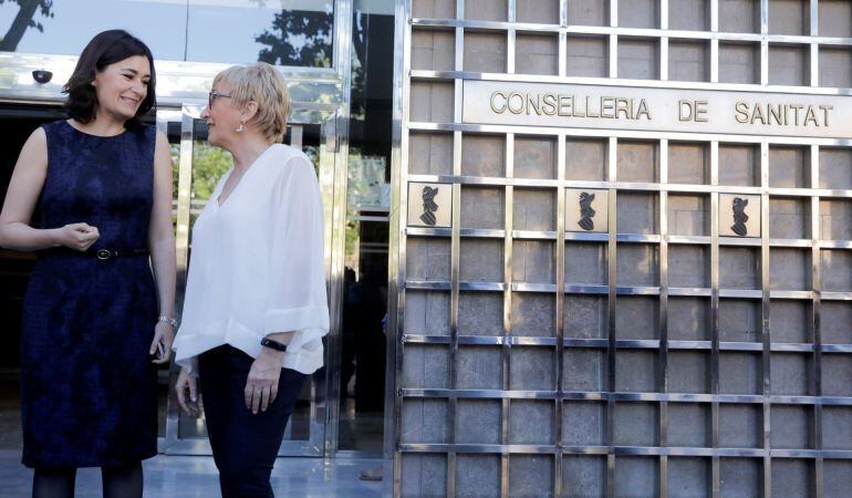 La ministra de Sanidad y ex consellera del área, Carmen Montón, junto a la actual consellera de Sanitat, Ana Barceló