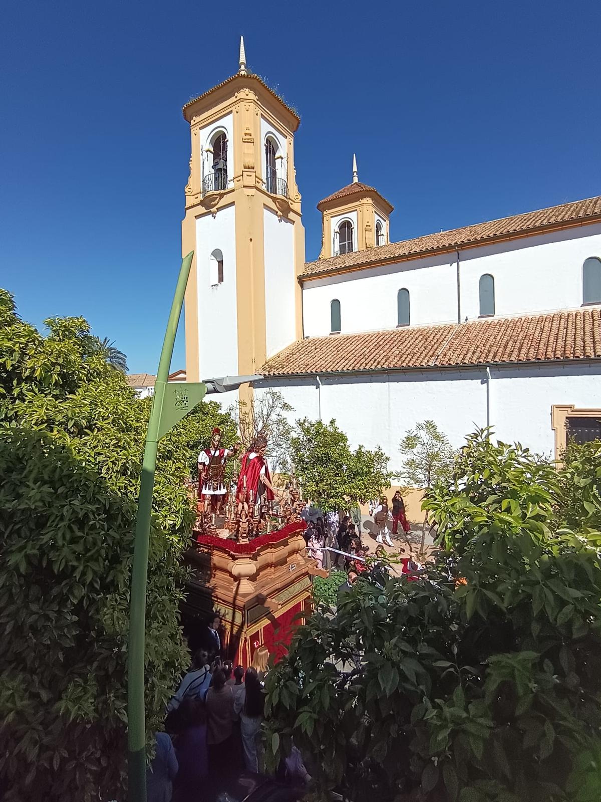 La hermandad de la Presentación al Pueblo sale de la parroquia de Cañero rumbo a la Carrera Oficial por primera vez en su historia