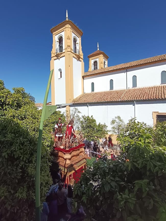 La hermandad de la Presentación al Pueblo sale de la parroquia de Cañero rumbo a la Carrera Oficial por primera vez en su historia