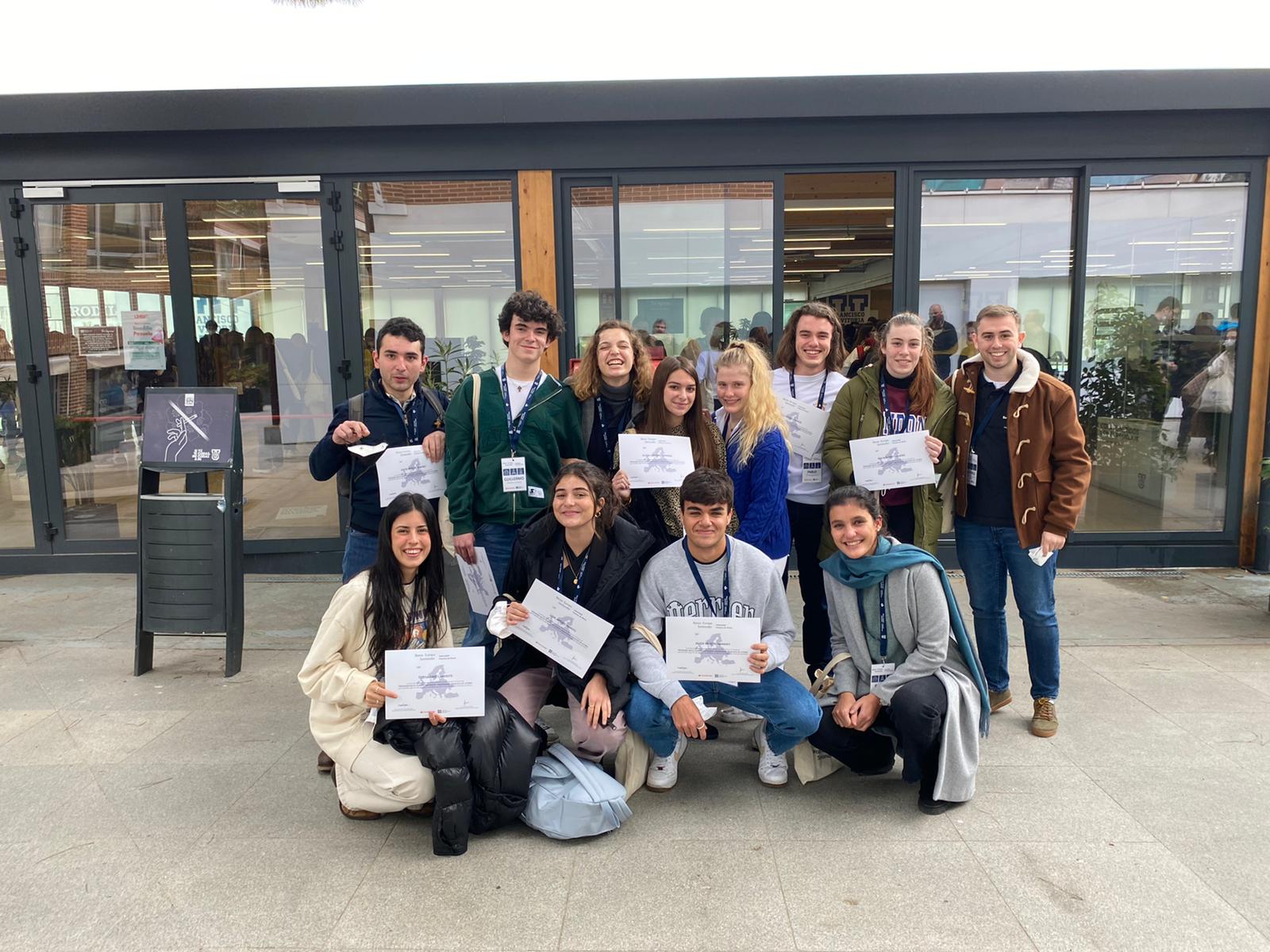 Javier Vélez Hernández, junto a sus compañeros que han participado en la final de las Becas Europa Santander