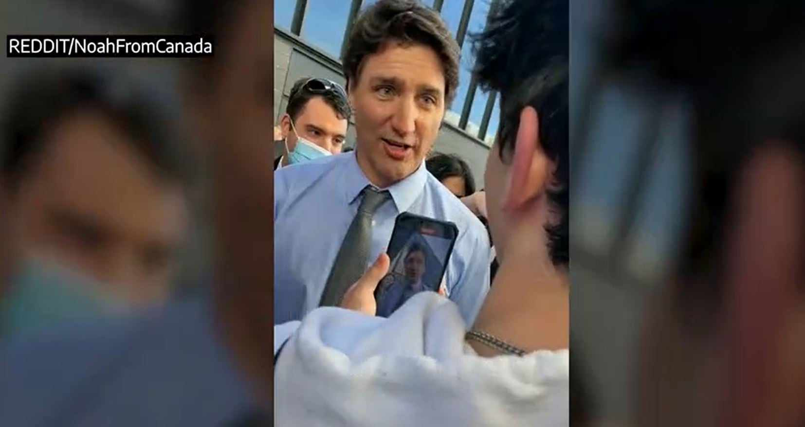 Momento de la conversación entre Trudeau y un estudiante