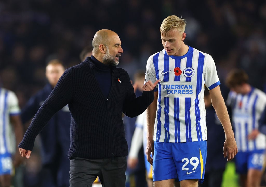 Enganchón de Guardiola con un jugador del Brighton.