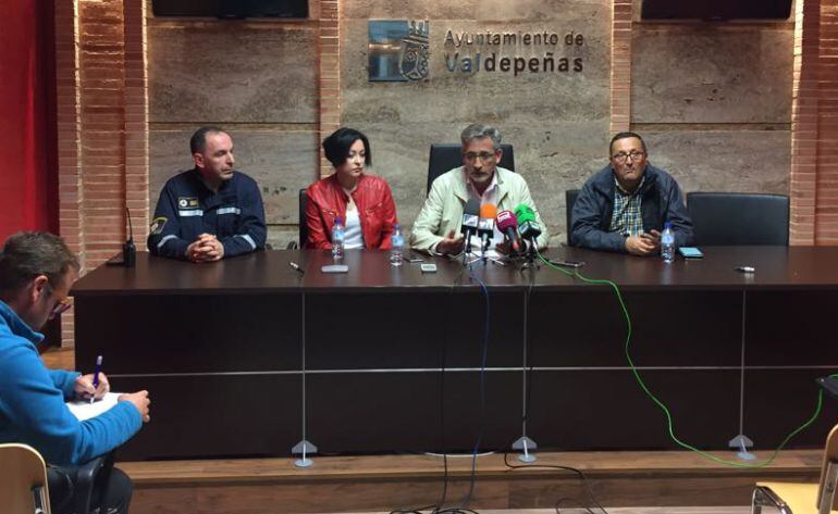 El regidor municipal acompañado de la concejala de Seguridad Ciudadana, Ana Rosa Ruiz, el jefe de Protección Civil, Javier Maroto, y el jefe del Cuerpo de Policía Local, Cecilio Moreno