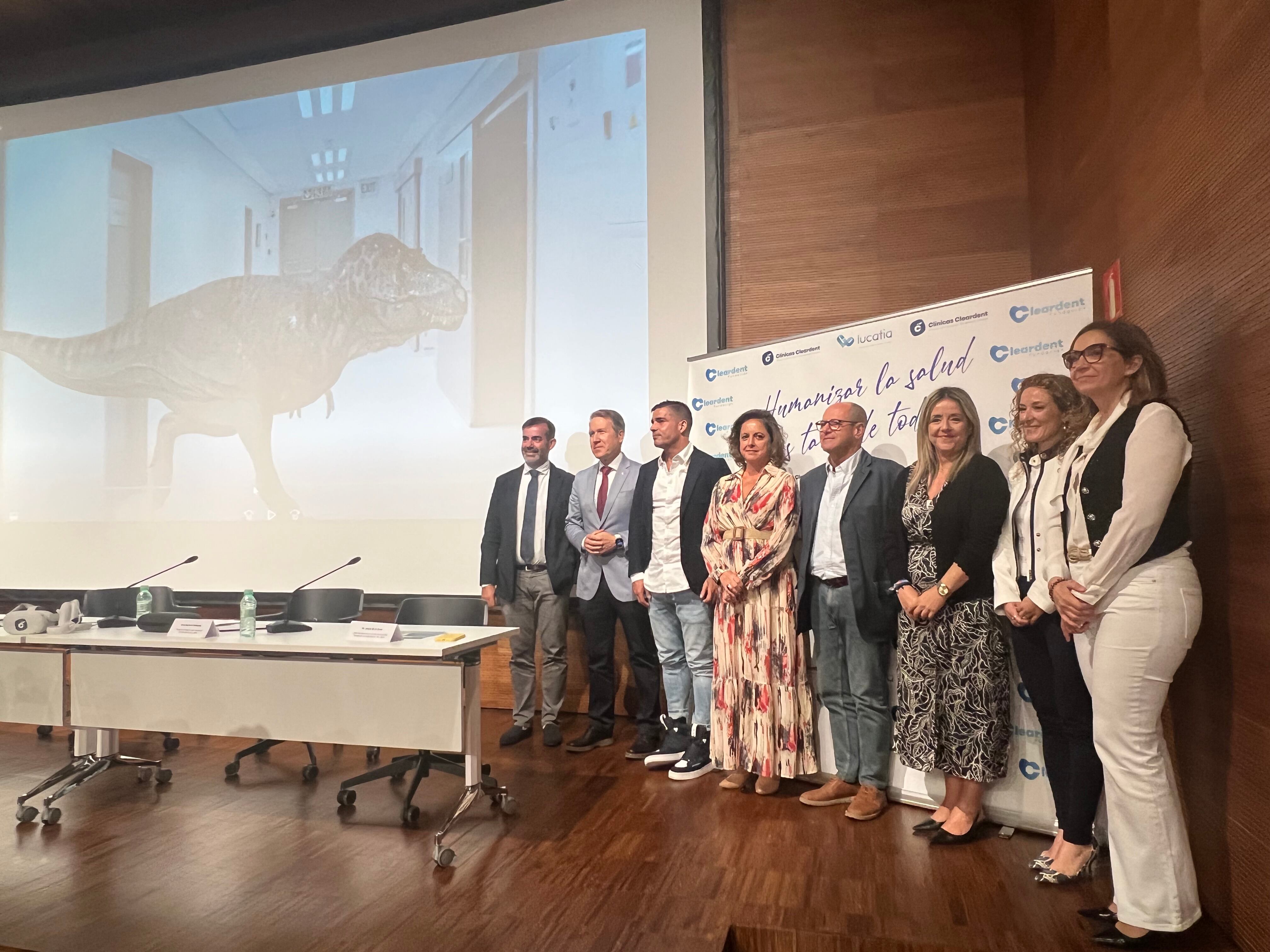 La consejera de Salud y Consumo, Catalina García (cuarta por la izquierda), en la presentación del juego 'Saurus Kids'.