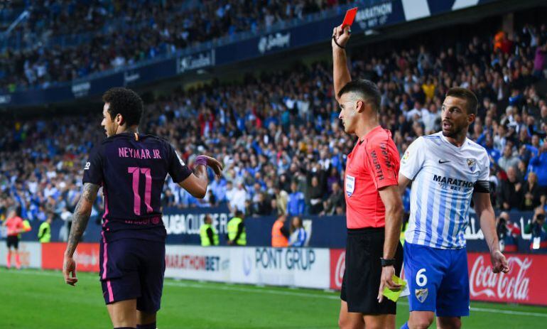 La roja para Neymar en el partido ante el Málaga.