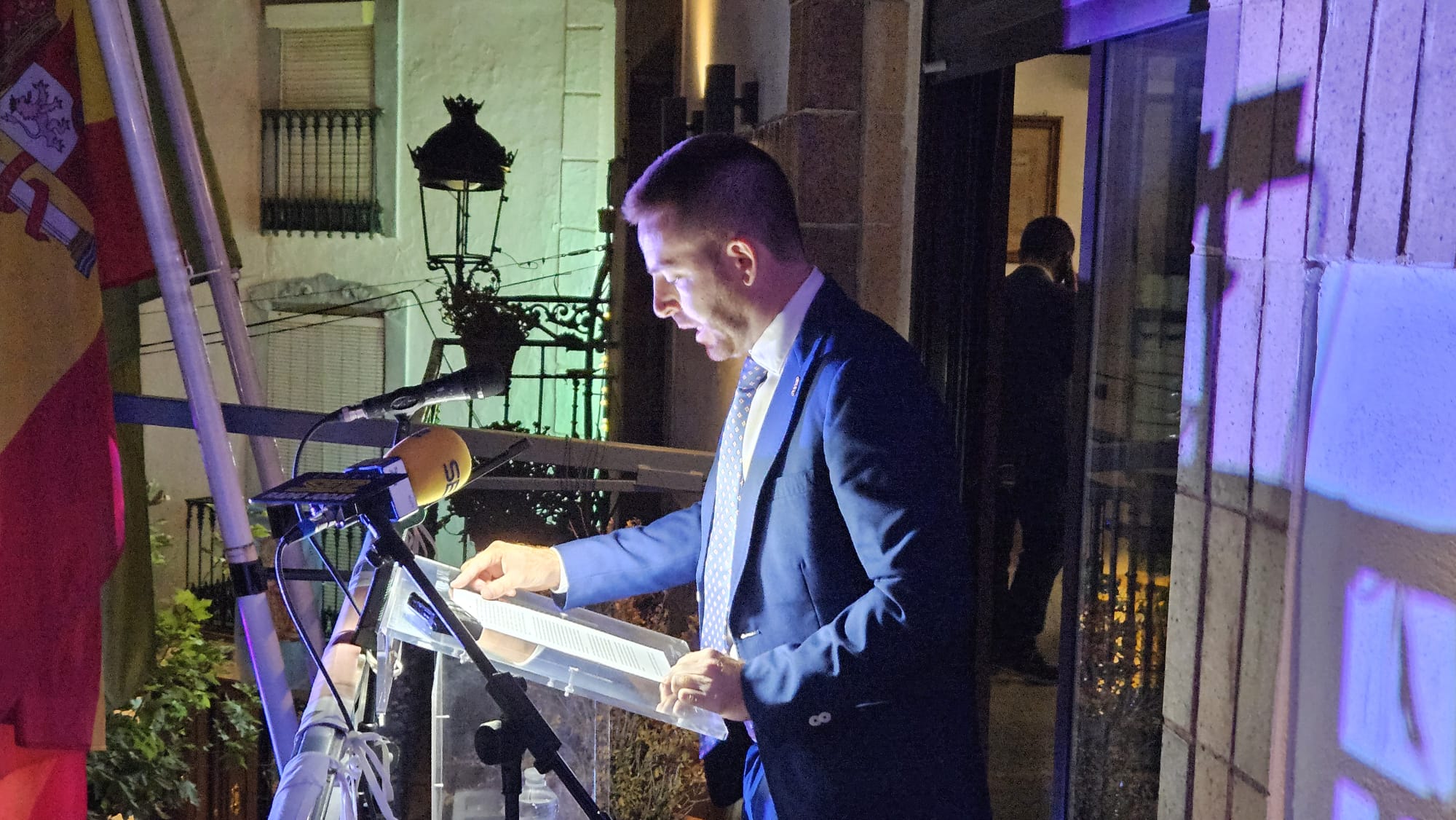 Presentación del pregonero por el alcalde de Bedmar y Garcíez, Enrique Carreras