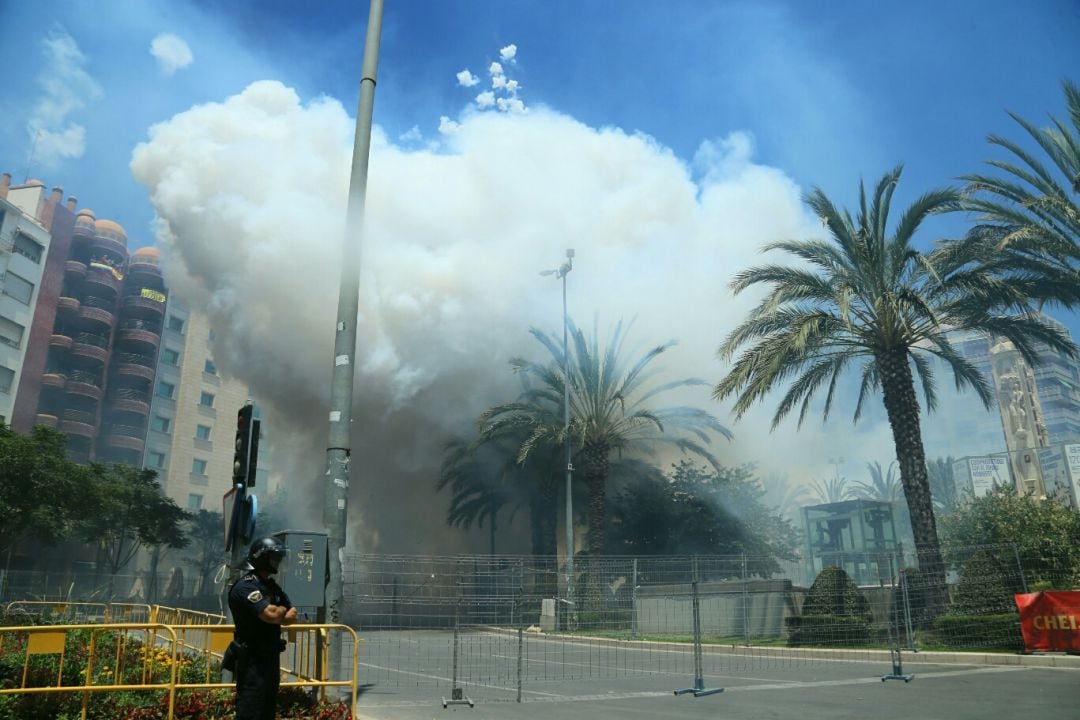 La fuente de Bañuls, a la derecha, en pleno estruendo de una mascletá en la plaza de Los Luceros