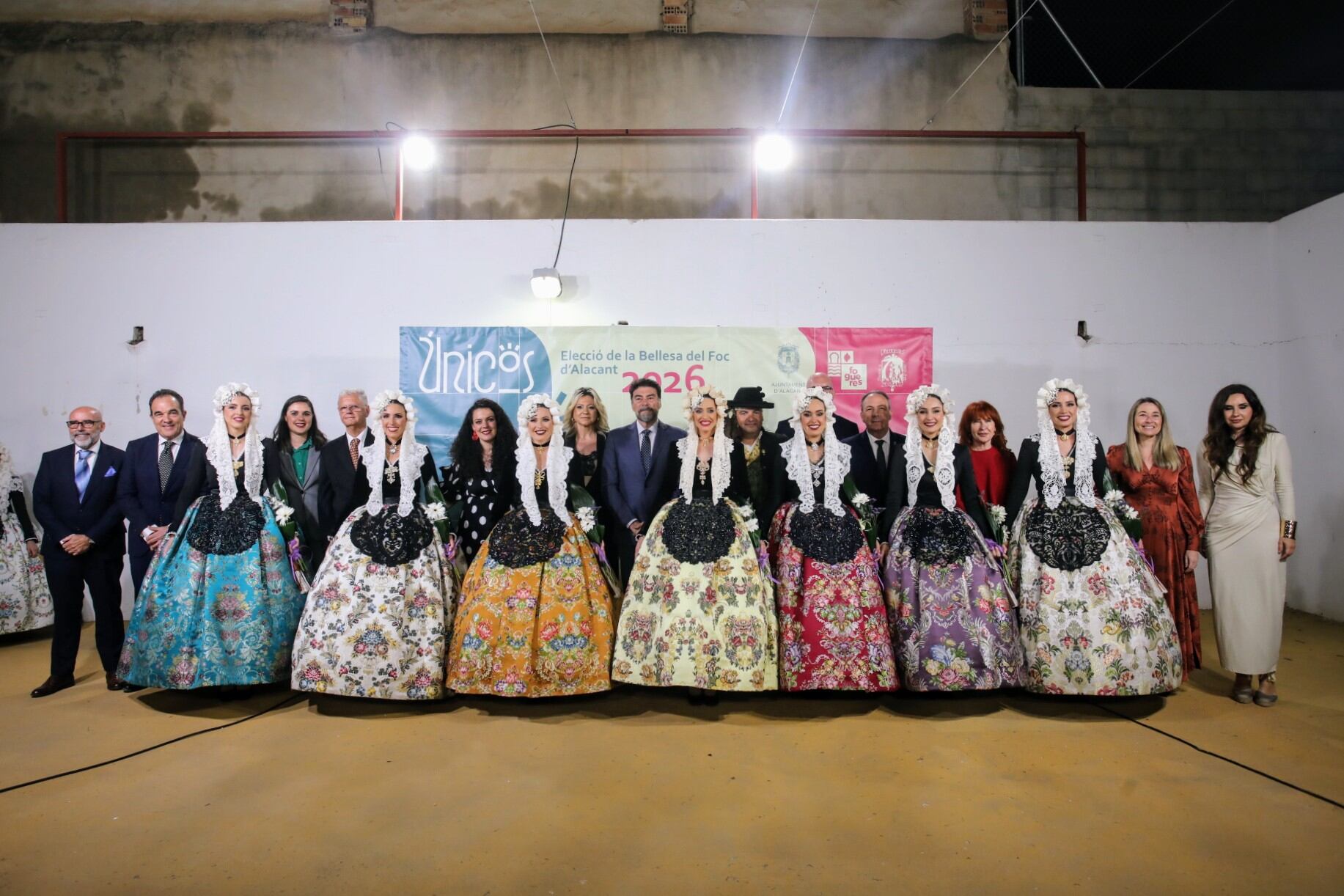 La Bellea del Foc 2026, María Pastor y les seues dames d'honor posan con miembros de la corporación municipal. Foto: Ayuntamiento de Alicante