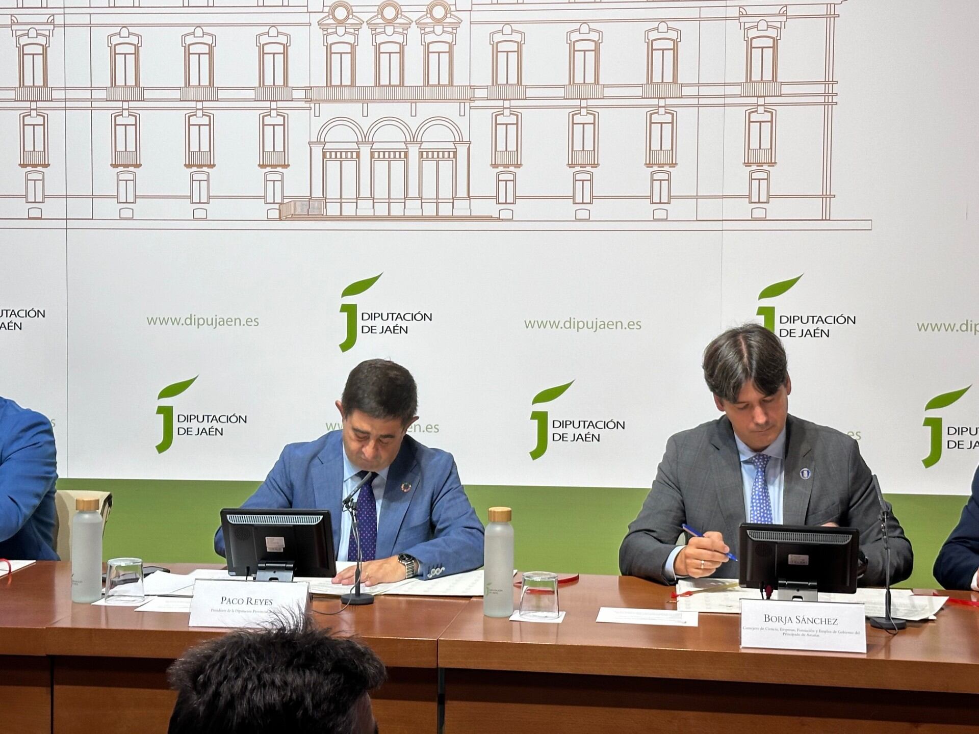 El presidente de la Diputación de Jaén, Paco Reyes, firma un convenio de colaboración con el consejero de Ciencia, Empresas, Formación y Empleo del Gobierno del Principado de Asturias, Borja Sánchez.