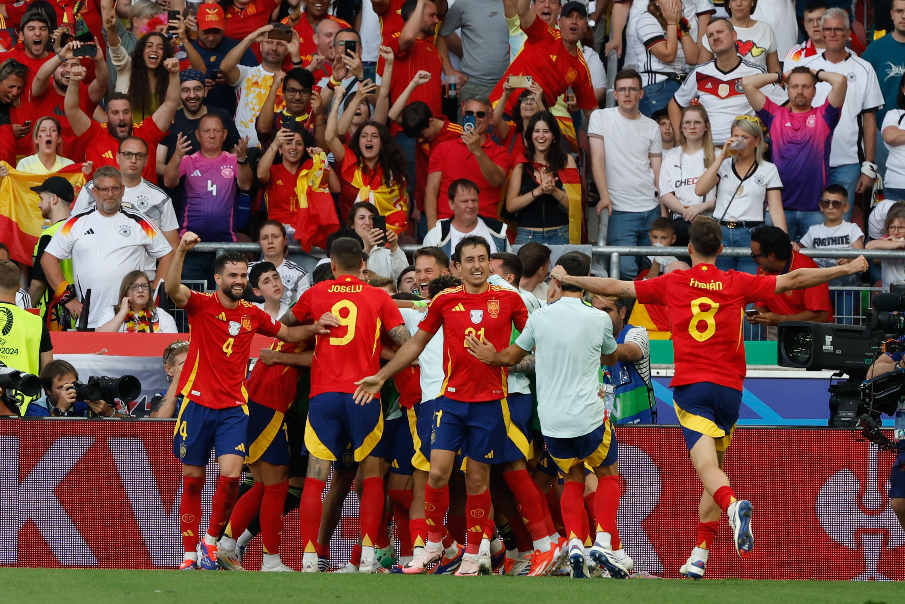 STUTTGART (ALEMANIA), 05/07/2024.- Los jugadores de la selección española de fútbol celebran el segundo gol, durante el partido de cuartos de final de la Eurocopa que España y Alemania disputan este viernes en Stuttgart. EFE/JJ Guillén
