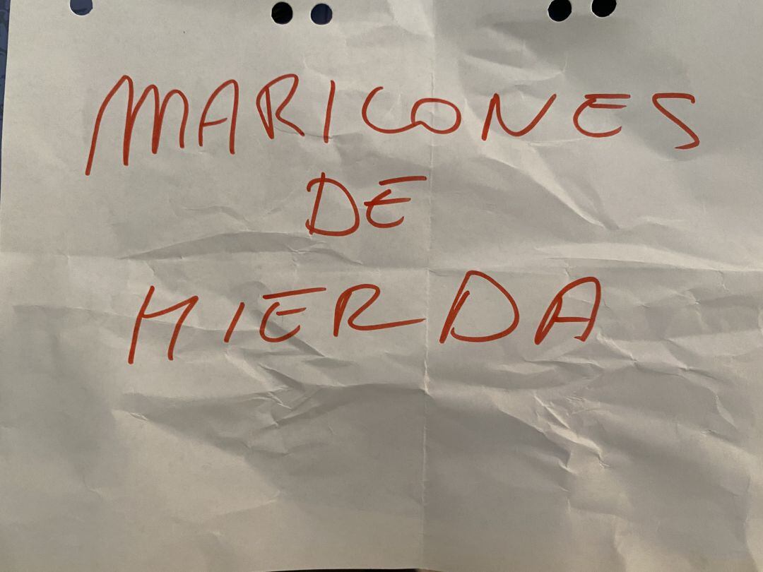 El mensaje homófobo que halló el matrimonio de Málaga en su buzón el pasado sábado