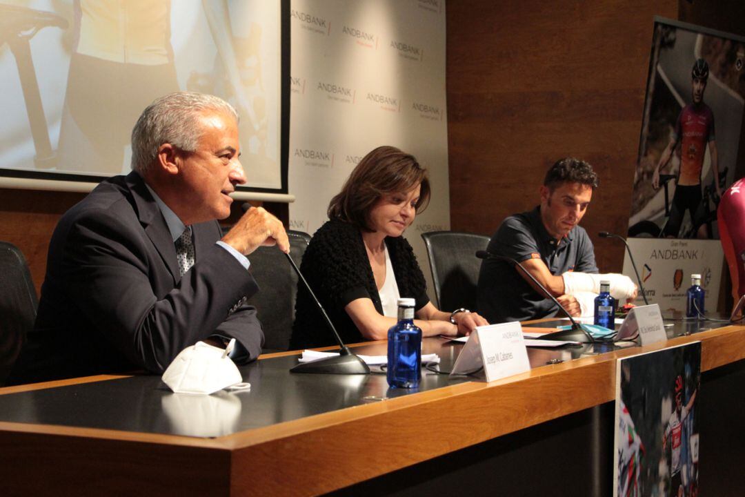 El sotsdirector general banca país d'Andbank, Josep Maria Cabanes, la ministra de Turisme, Verònica Canals, i l'exciclista Joaquim 'Purito' Rodríguez, durant la presentació de la sisena edició de la Purito.