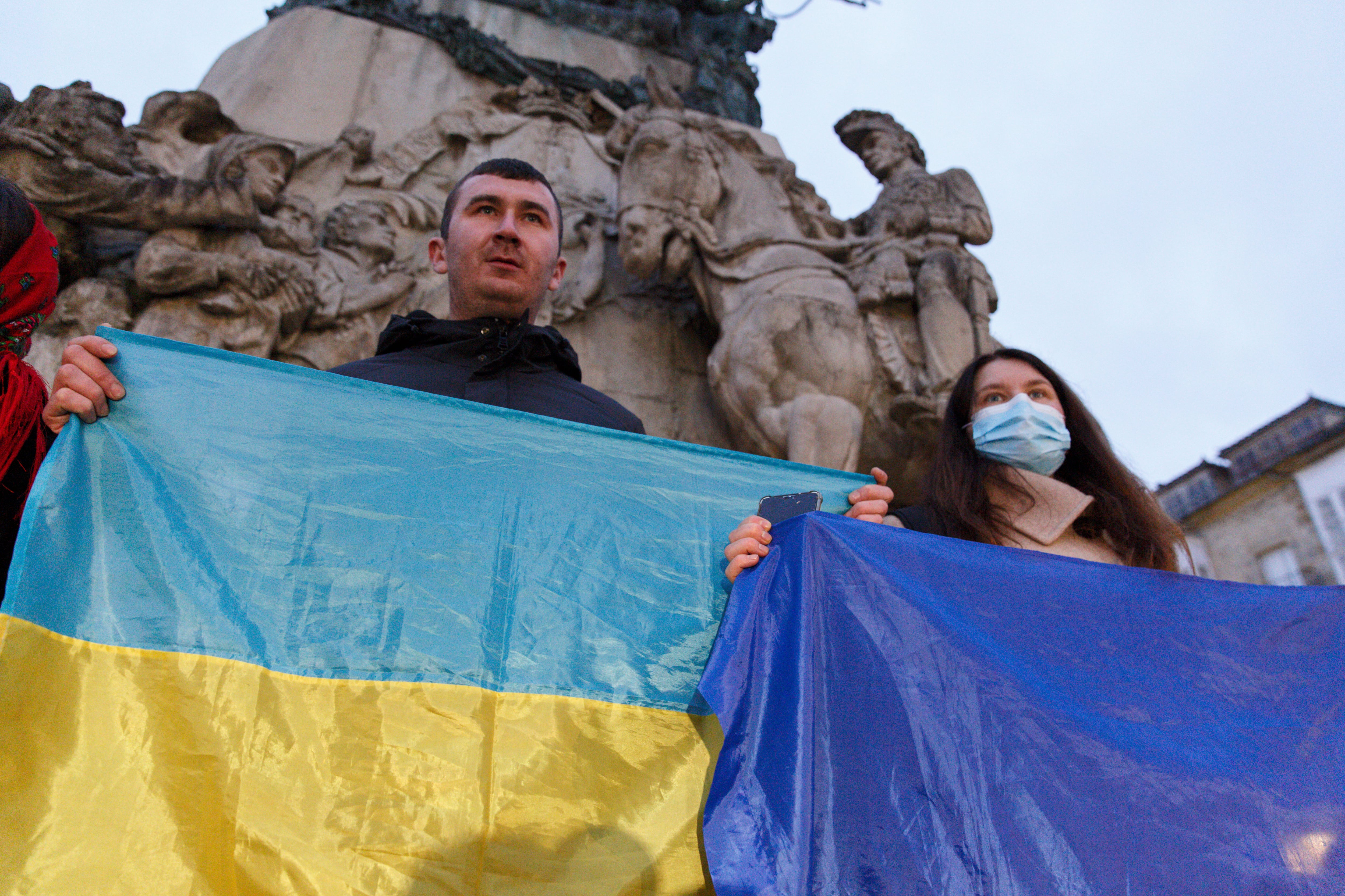 VITORIA, 05/03/2022.- Varios cientos de personas se concentran este sábado en Vitoria en respuesta al llamamiento que ha hecho la Diócesis de la capital alavesa para que ciudadanos de distintas confesiones religiosas clamen por la paz en Ucrania. EFE/David Aguilar