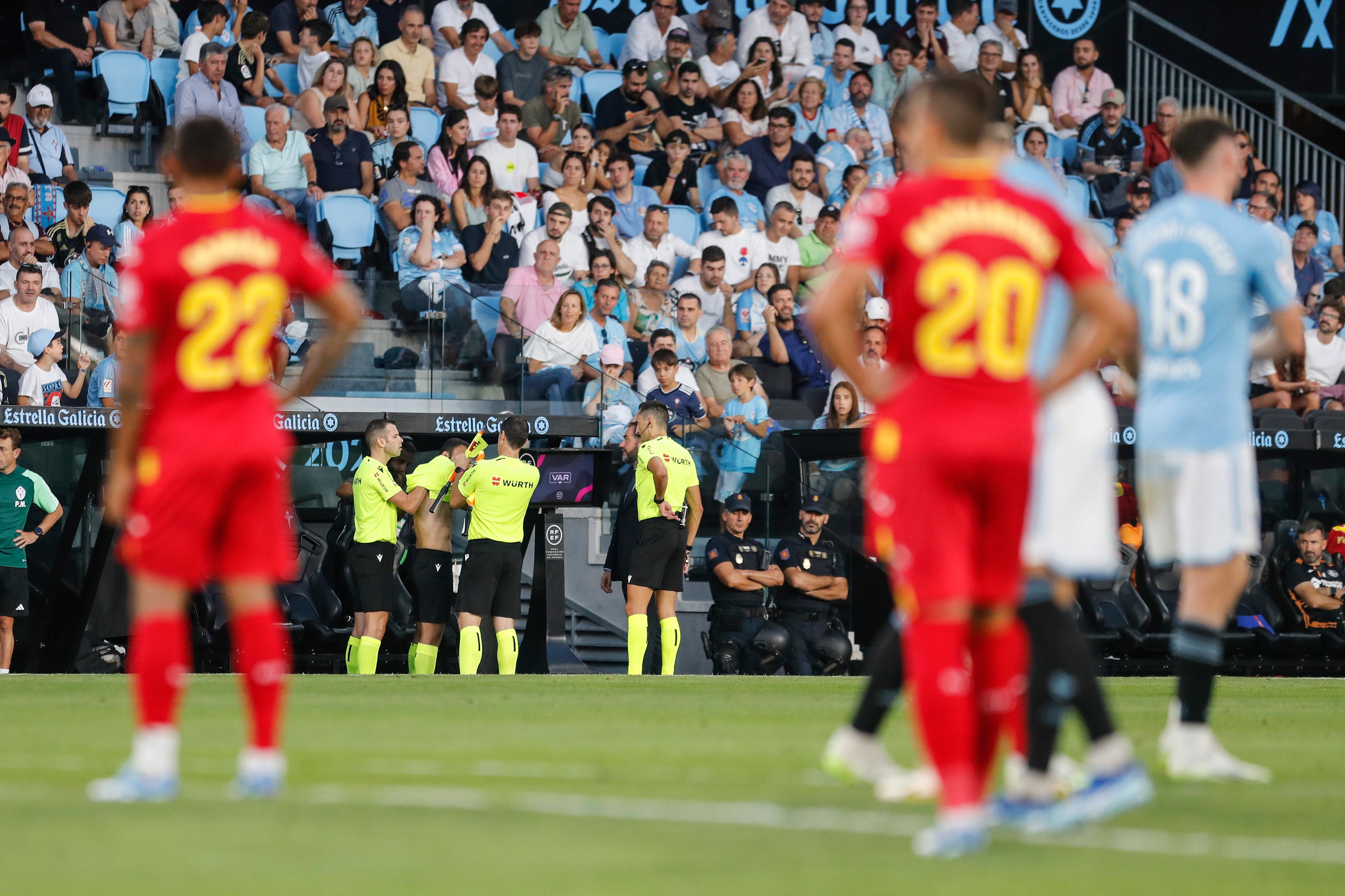 Vigo(Pontevedra)28/09/2023.- Cambio de colegiado durante el partido de la jornada 9 de Laliga celebrado en el estadio de Balaidos este domingo entre el Celta de Vigo y el Getafe SAD. EFE/Salvador Sas
