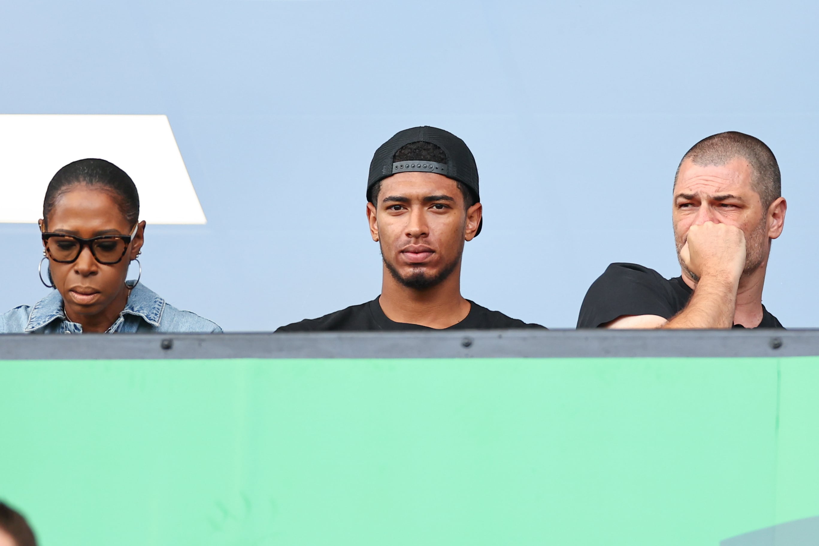Jude Bellingham, junto a sus padres Denise y Mark, durante un amistoso de pretemporada. (Foto: Robbie Jay Barratt/Getty Images)