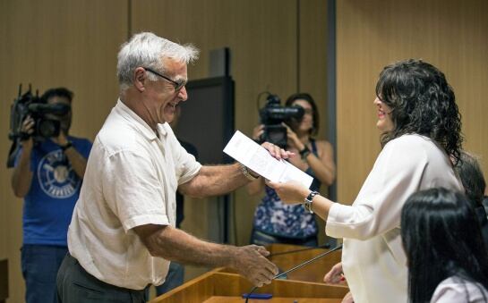 GRA313. VALENCIA, 08/06/2015. El candidato de Compromís a la alcaldía de Valencia, Joan Ribó, recoge su credencial de concejal en un acto celebrado esta tarde en la ciuda de la Justicia de Valencia. EFE/Manuel Bruque.