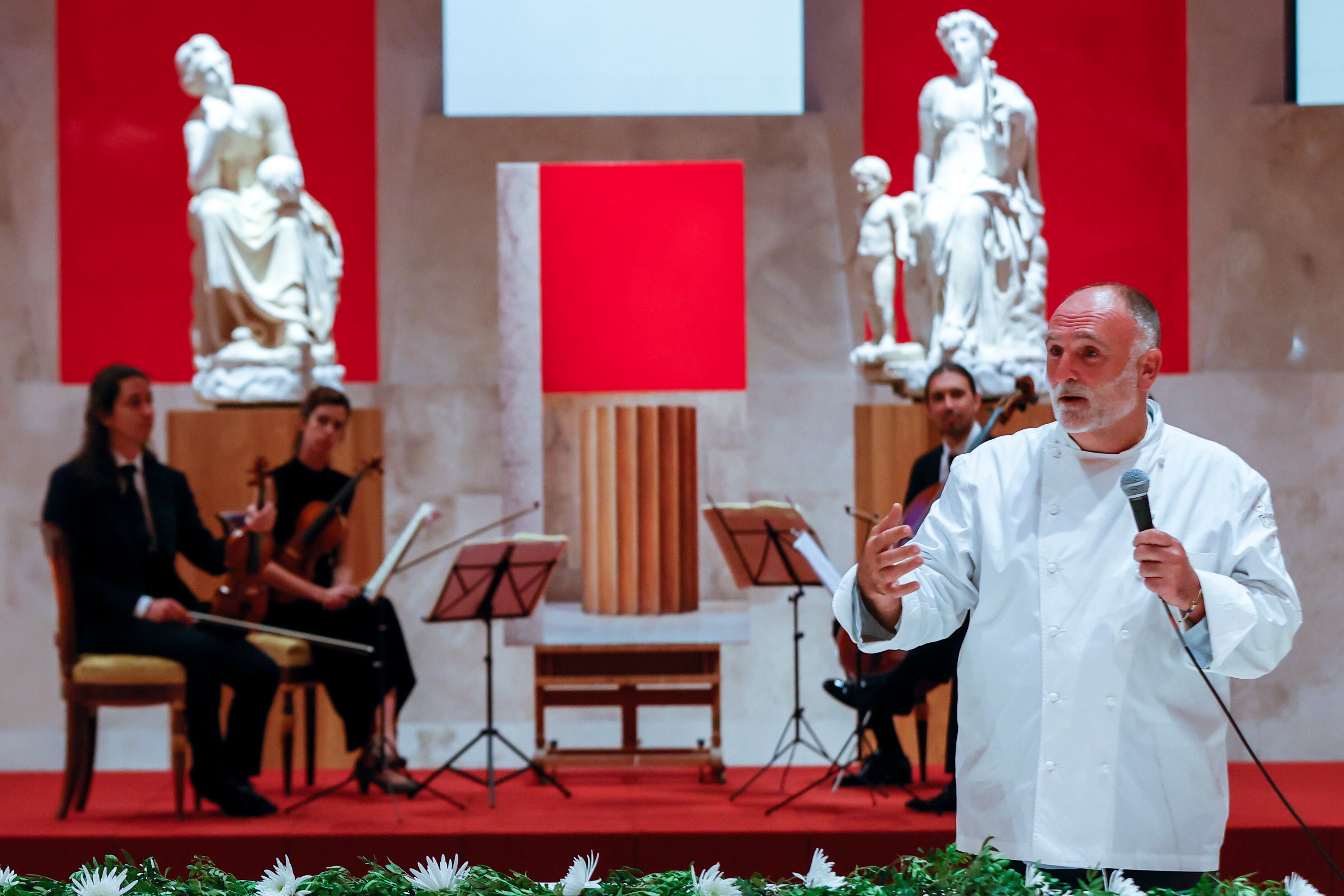 El chef José Andrés (d) se dirige a los acompañantes de los jefes de Estado y de Gobierno que participan en la cumbre de la OTAN, durante la cena ofrecida por el presidente del Gobierno español, Pedro Sánchez, este miércoles en el Museo del Prado, en Madrid.