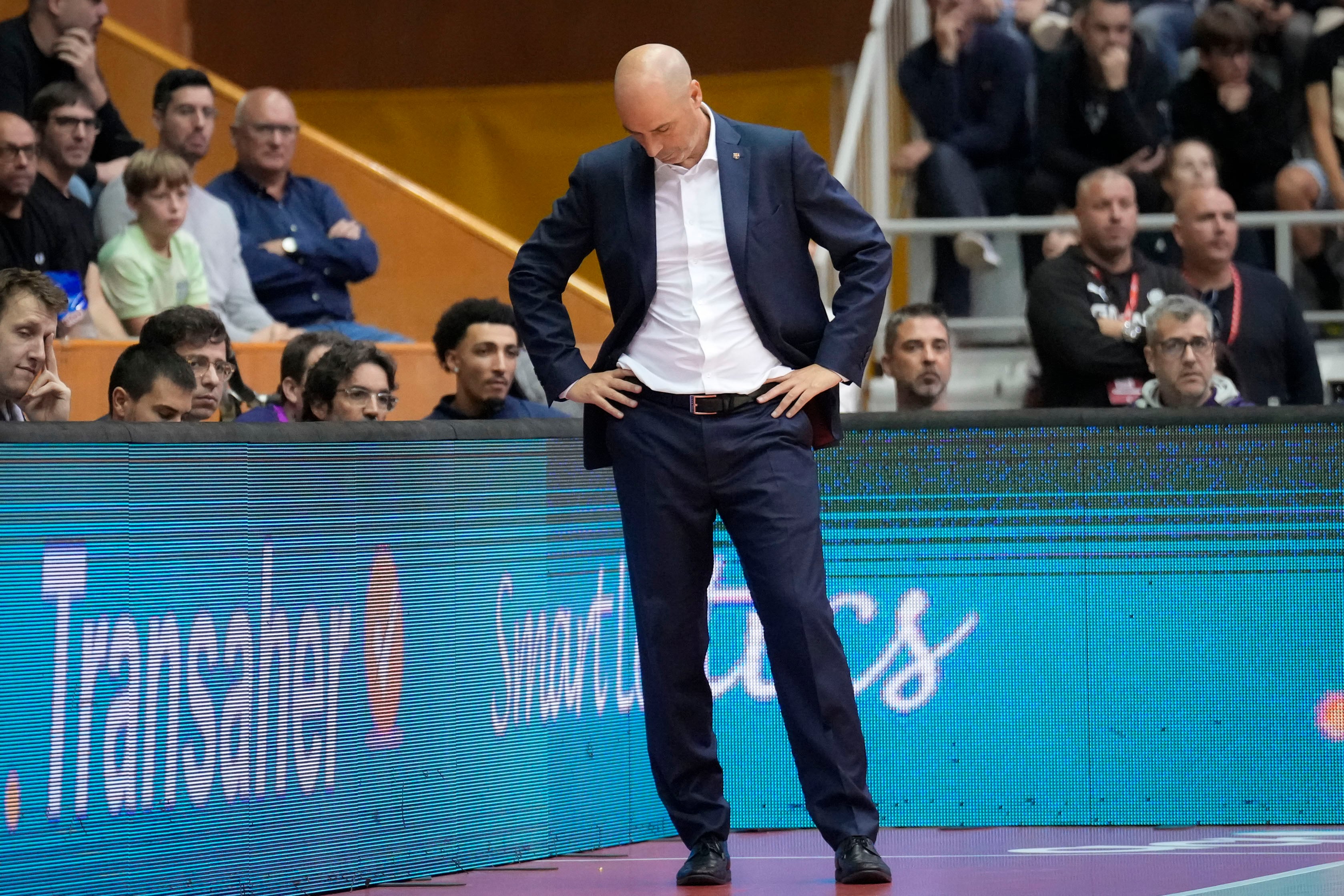 GIRONA, 09/11/2025.- El entrenador del Barça, Joan Peñarroya, durante el partido de Liga Endesa disputado este domingo en el pabellón Fontajau de Girona. EFE/David Borrat
