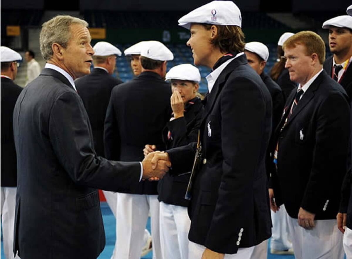 El presidente de Estados Unidos, George W. Bush, saluda a la delegación de su país.