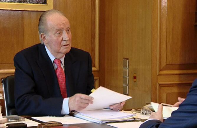 Imagen facilitada por TVE en la que el Rey Juan Carlos despacha con el jefe de su Casa, Rafael Spottorno, hoy en Palacio de la Zarzuela.