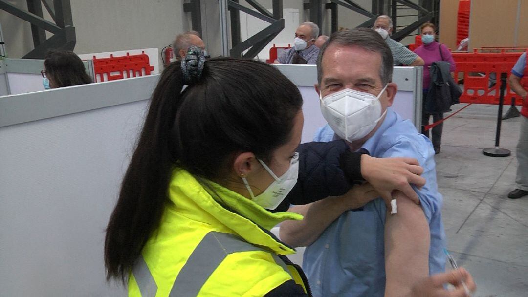 Abel Caballero a punto de recibir el pinchazo  