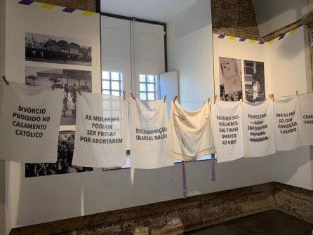 Espacio del Museo Aljube dedicado a la lucha de las mujeres durante la dictadura con lemas contra el divorcio