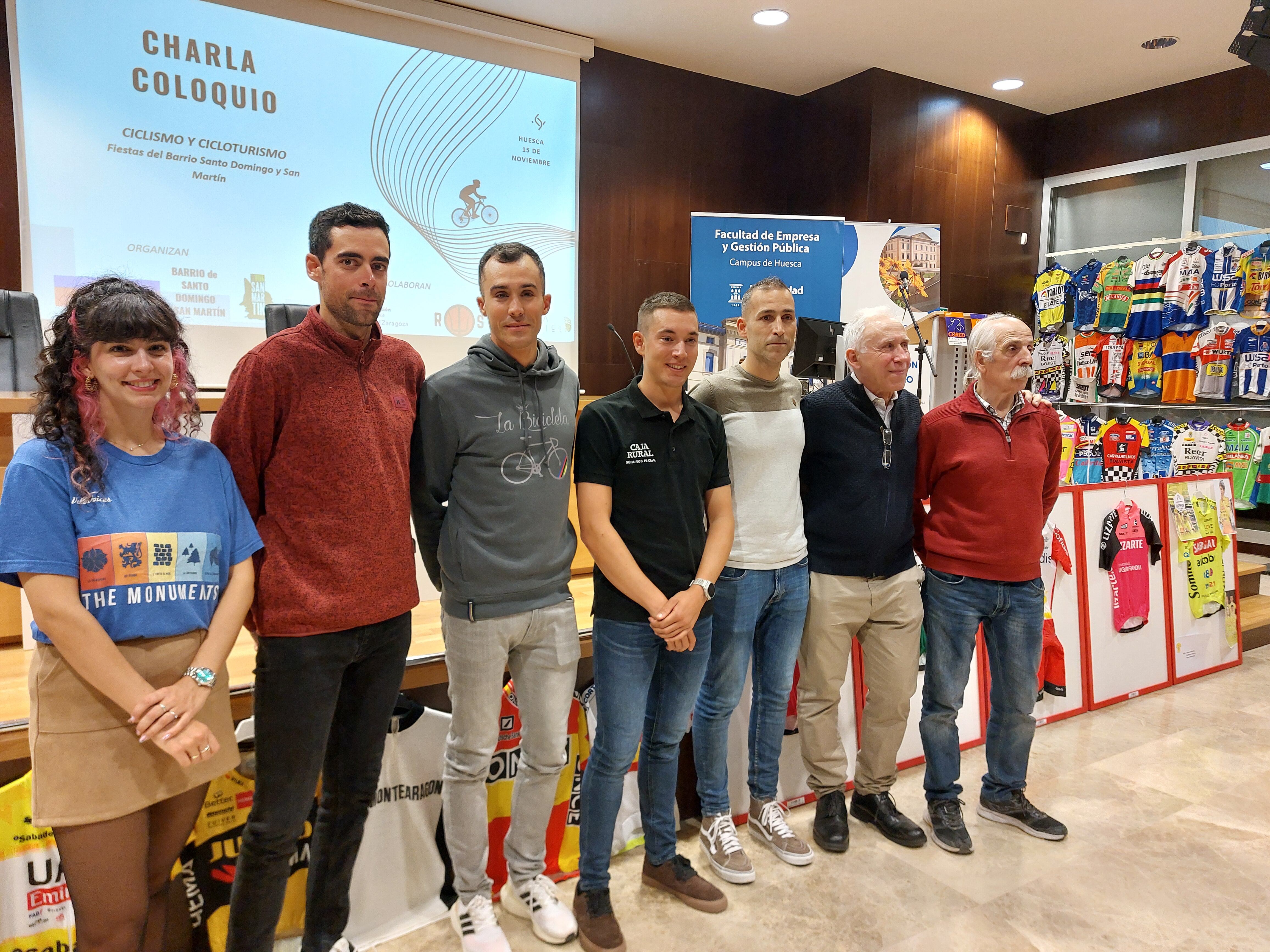 Participantes en la charla de ciclismo del Barrio de San Martín