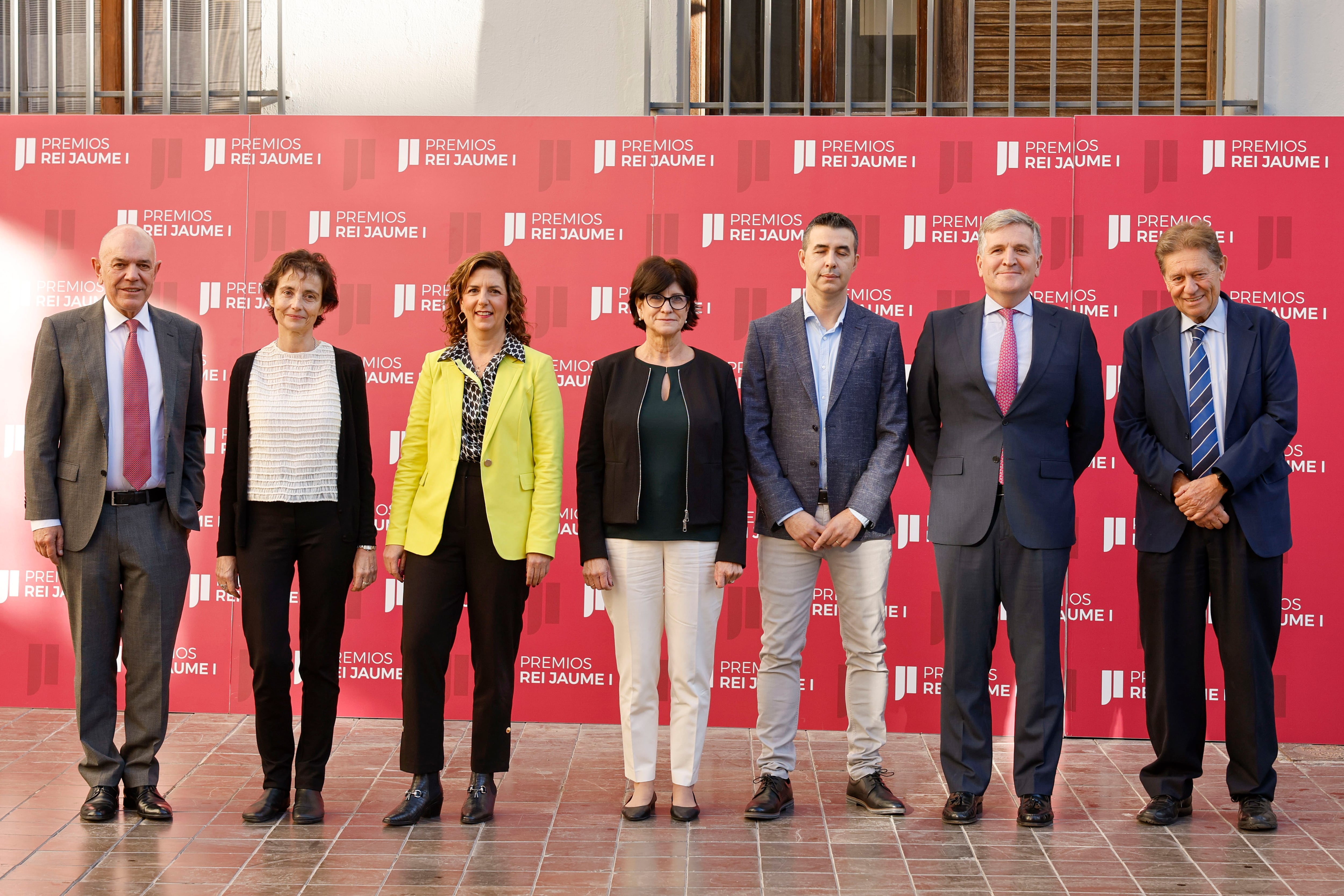 Los galardonados con los Premios Rei Jaume I de 2023 en Investigación Básica, Antonio M. Echavarren (i) ; Economía, Olympia Bover (izq); Investigación Médica, Guillermina López-Bendito (2º izq) Protección del Medio Ambiente, Carlota Escutia (dcha) ; Nuevas Tecnologías, Daniel Maspoch (2º dcha) ; y Emprendedor, Alfonso Jiménez Rodríguez-Vila (2ºdcha) ; y Javier Quesada, presidente ejecutivo de la Fundación (dcha) que recibirán su distinción en València el 28 de noviembre de manos del rey Felipe VI, durante la foto de familia momentos antes de pofrecer una rueda de prensa, hoy en Valencia