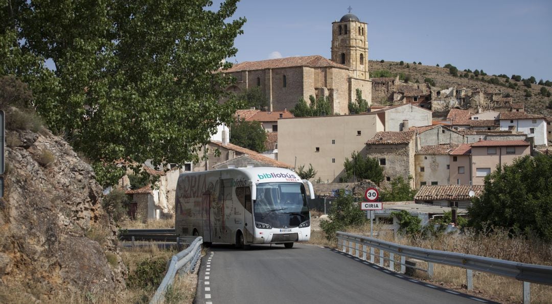 Imagen de archivo de un bibliobús de Soria en su ruta de Ciria hacia la localidad de Borobia