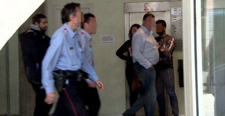 El detingut pel crim de la Zona Alta, després de declarar al jutjat de guàrdia de Lleida, tornant cap a les garjoles acompanyat dels Mossos. 