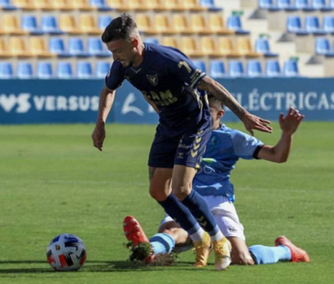 Javi Moreno zafándose de la defensa de El Ejido