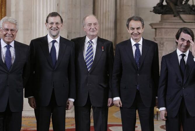 16/01/2012 Madrid.- Su Majestad el Rey, acompañado de los expresidentes del Gobierno Felipe González, José Luis Rodríguez Zapatero y José María Aznar, y el presidente del Gobierno, Mariano Rajoy, durante el acto de imposición del Collar de la Orden del To