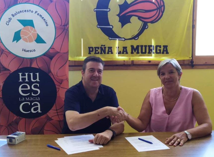 Chuse Antón y Anabel Sanagustín durante la firma del acuerdo