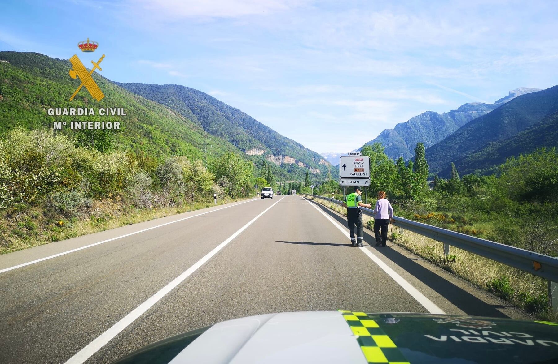 Persona desorientada ayudada por la Guardia Civil