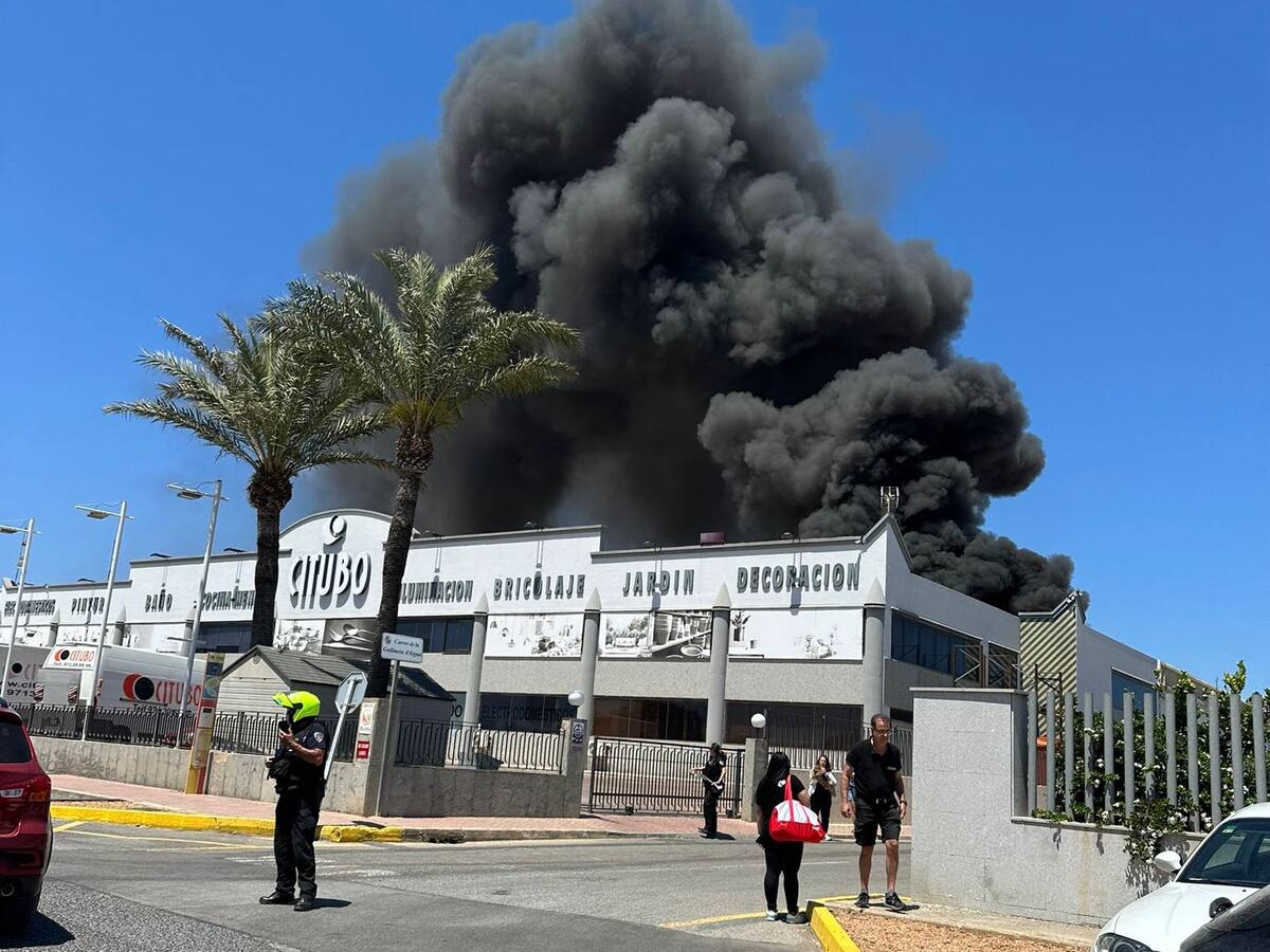 Un espectacular incendio calcina una nave industrial en la carretera del Aeropuerto de Ibiza
