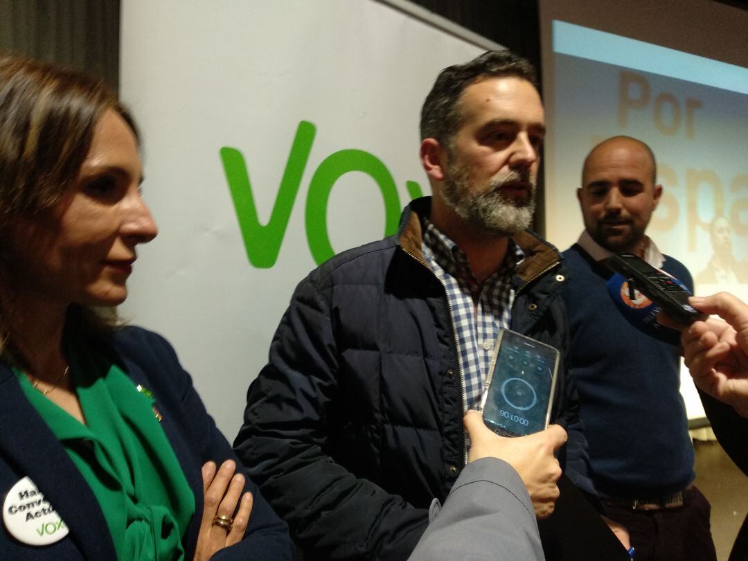 El candidato de VOX al Congreso por Burgos, Javier Martínez, flanqueado por la candidata  al Senado Beatriz Delgado y el candidato a la alcaldía de Aranda, Vicente Holgueras, ambos del mismo partido