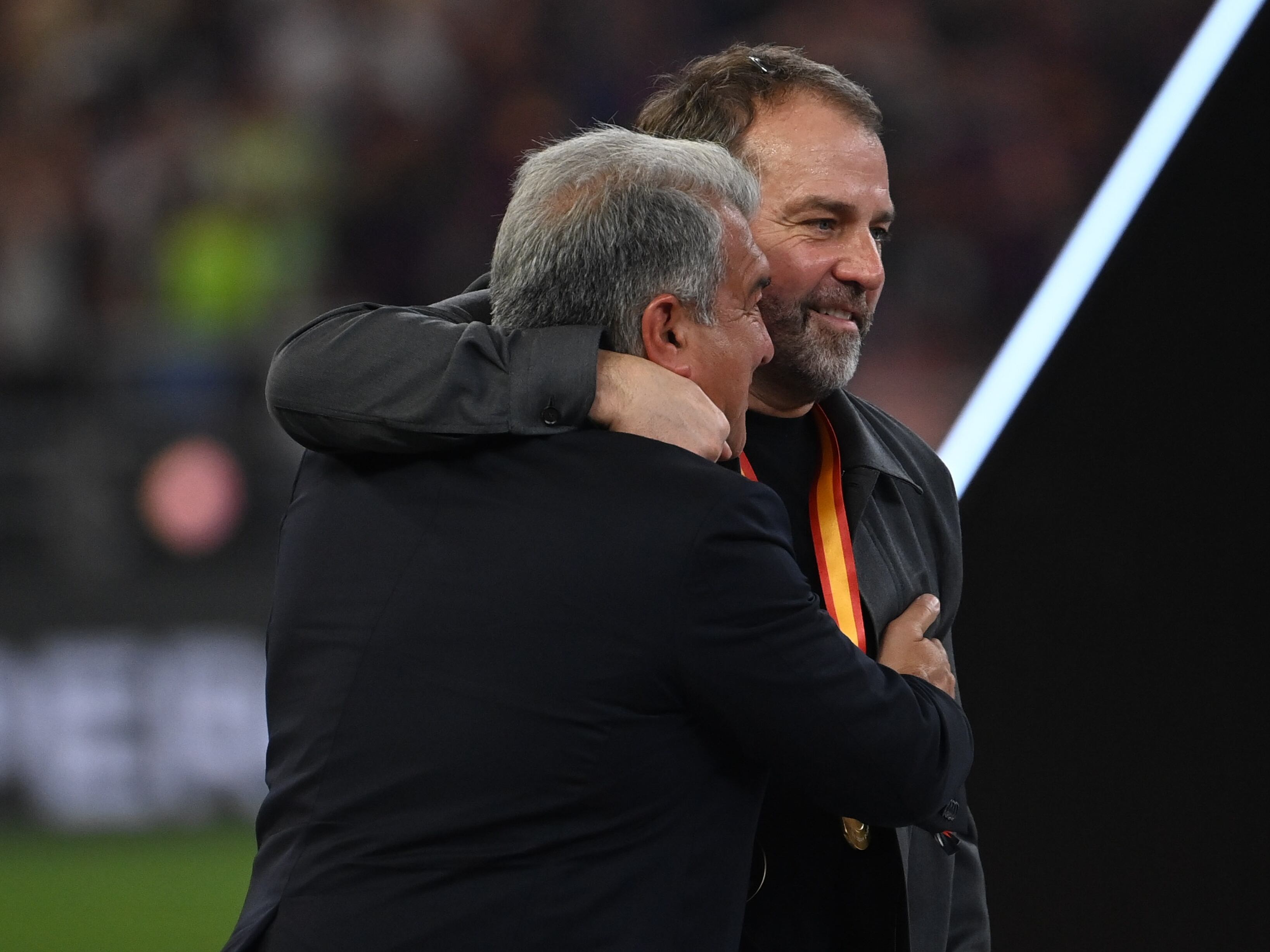 Joan Laporta abrazado con Hansi Flick tras alzarse con la Supercopa de España