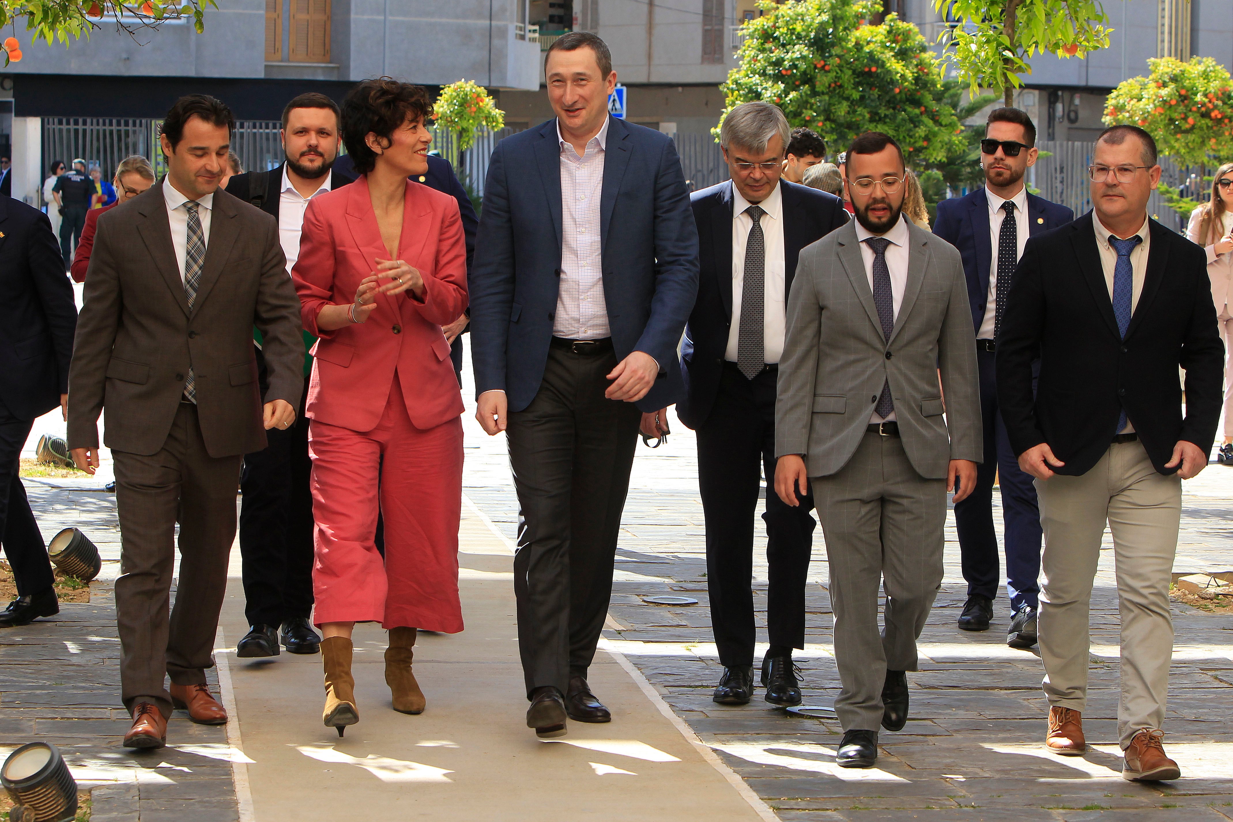 La ministra de Inclusión, Seguridad Social y Migraciones, Elma Saiz, junto al viceprimer ministro de Ucrania, Oleksiy Chernyshov, y el alcalde de Torrevieja, Eduardo Dolón, a su llegada al acto