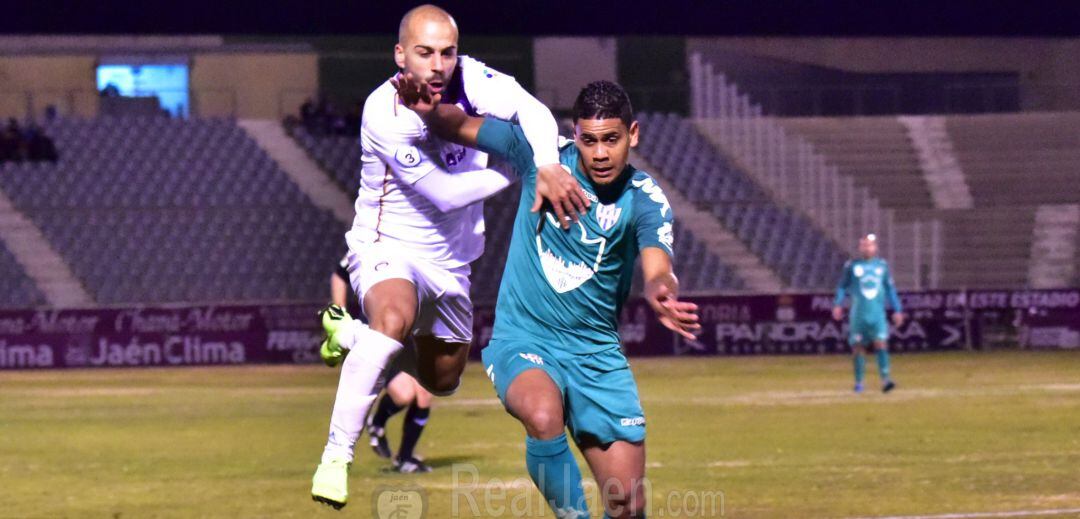 Choco, jugador del Real Jaén, intenta controlar una pelota frente a un jugador del Vélez.