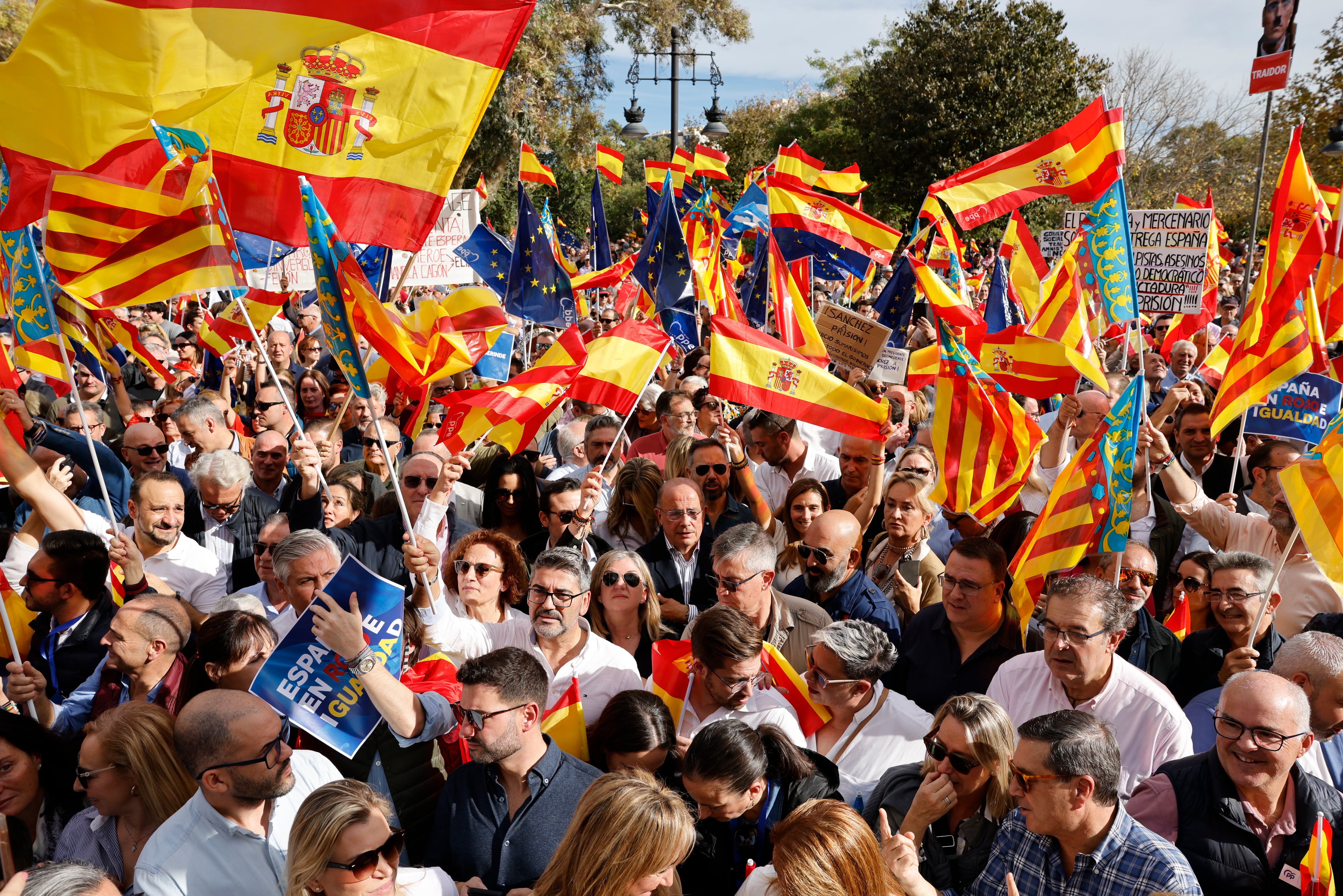 Un momento de la concentración para protestar contra la amnistía que tiene lugar este domingo en la plaza del Temple de Valencia