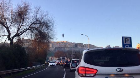 La avería de un autobús urbano en el entorno de la Puerta de Bisagra de Toledo ha provocado grandes retenciones en los accesos a la capital regional