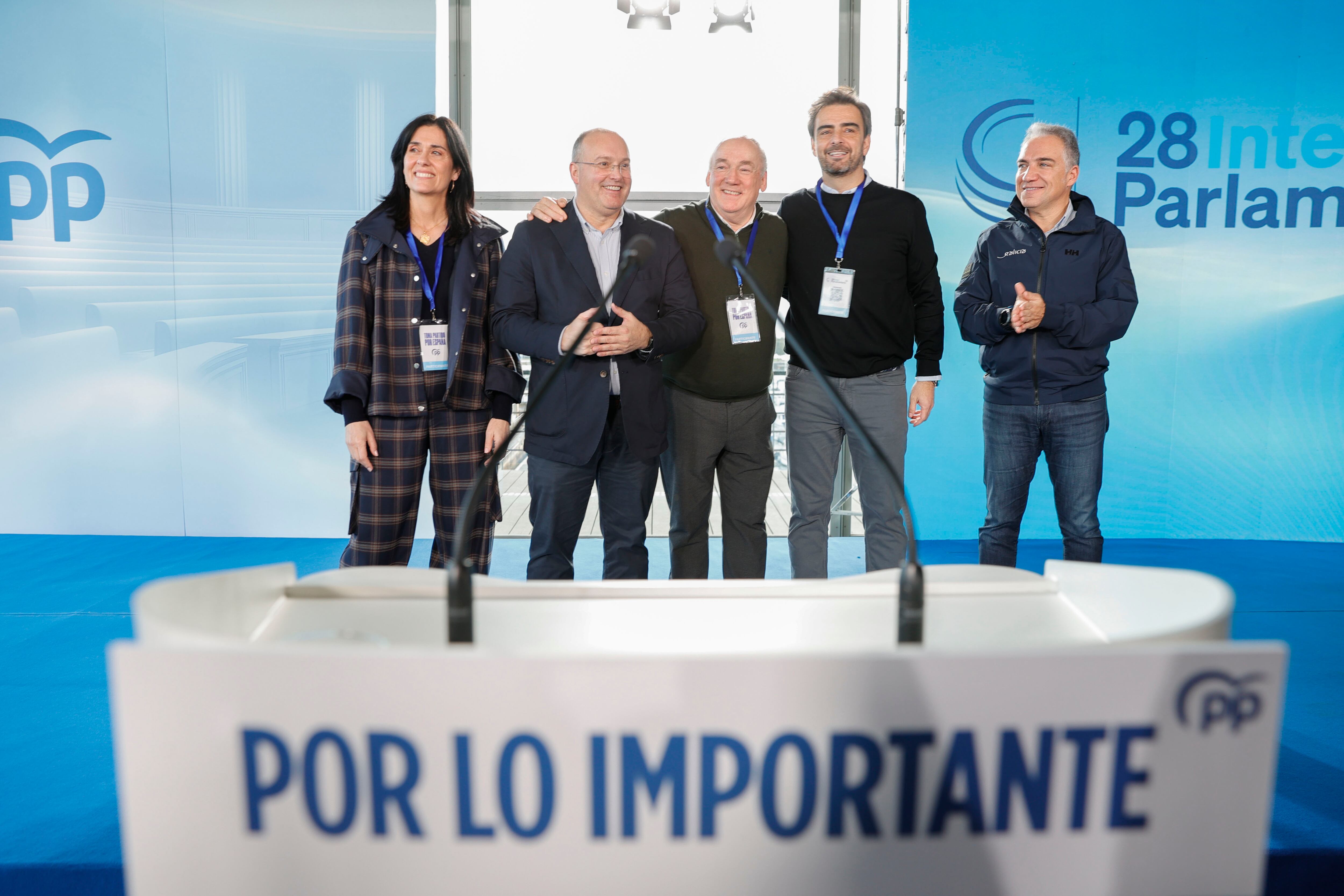 A CORUÑA, 10/01/26.- El secretario general del PP, Miguel Tellado(2i), acompañado de Paula Prado, secretaria general del partido en Galicia; Miguel Lorenzo portavoz local; Diego Calvo, presidente del PP provincial de A Coruña, y el vicesecretario de Política Autonómica y Municipal y Análisis Electoral del PP, Elías Bendodo (de izda. a dcha.) durante la reunión interparlamentaria del Partido Popular, este sábado, en A Coruña con diputados, senadores y dirigentes autonómicos en la que se abordarán temas como la financiación autonómica, la vivienda, la seguridad, el empleo y la regeneración democrática. EFE/Cabalar